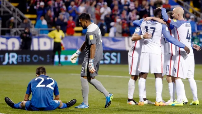 Jugadores estadounidenses festejando un tanto contra Guatemala