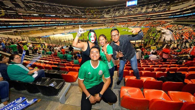 Afición de México previo al juego contra Canadá