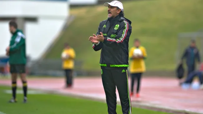 Potro Gutiérrez dando instrucciones en un duelo del Tri Sub 23
