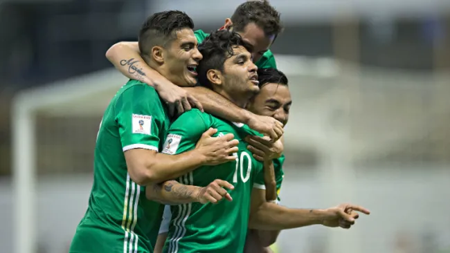 Corona es abrazado por sus compañeros en el Tri