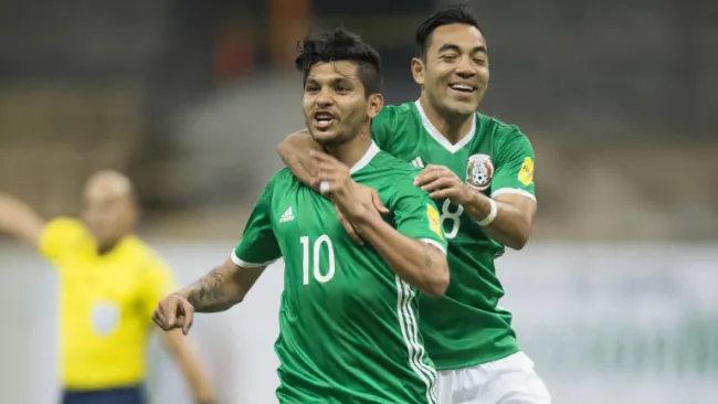 Tecatito es felicitado por Marco luego de su golazo