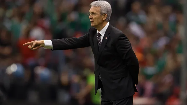 Benito Floro da indicaciones a sus jugadores