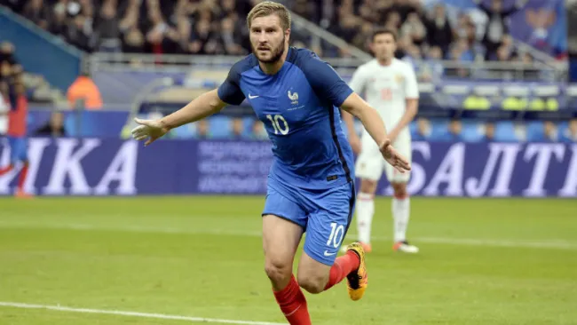 Gignac festeja su anotación en amistoso contra Rusia 