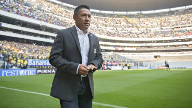 Ambriz se dirige a la banca de América en el Azteca