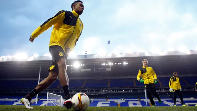 Aubameyang calienta previo a un juego del Dortmund