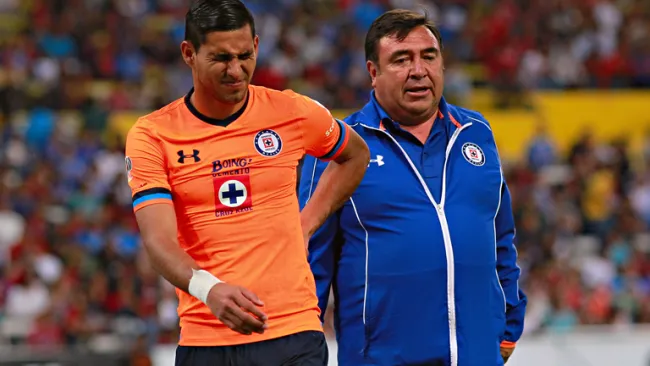 Jorge Benítez sufre molestias en duelo de Cruz Azul