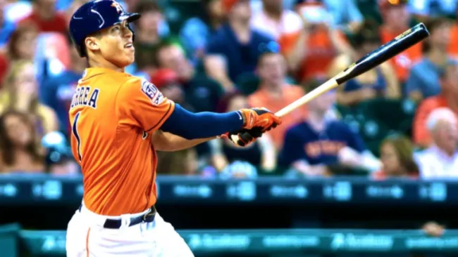 Correa conecta un batazo con los Astros