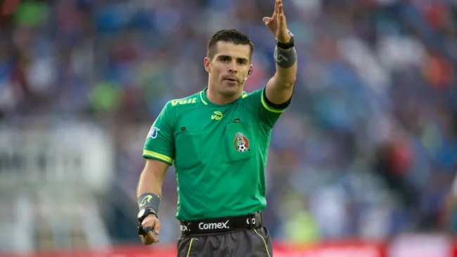 Fernando Hernández, silbando un juego de Liga MX