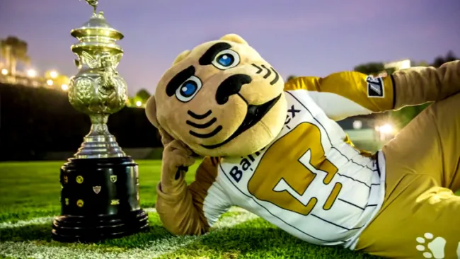 Goyo posa con el trofeo del Clausura 2004