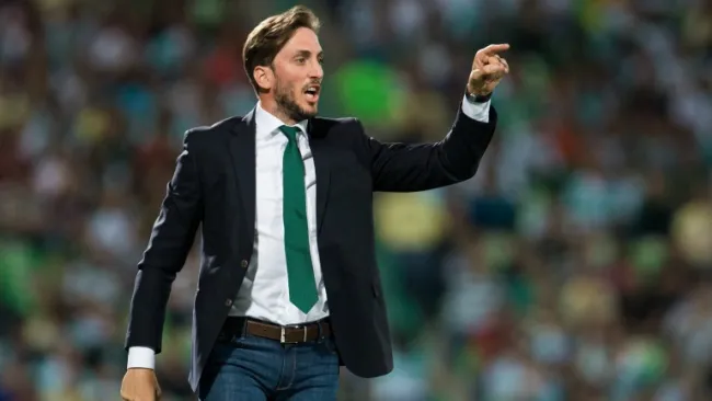 Luis Zubeldía dando indicaciones en un partido de Santos