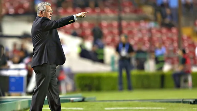 Víctor Manuel Vucetich, dirigiendo en un partido a sus Gallos