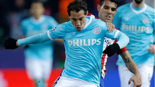 Guardado, durante el partido del PSV contra Atlético de Madrid