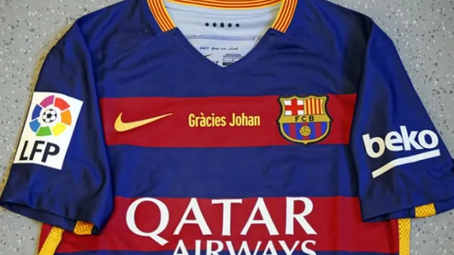 Playera del Barcelona en memoria de Johan Cruyff