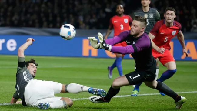 Jack Butland durante el juego Alemania vs Inglaterra