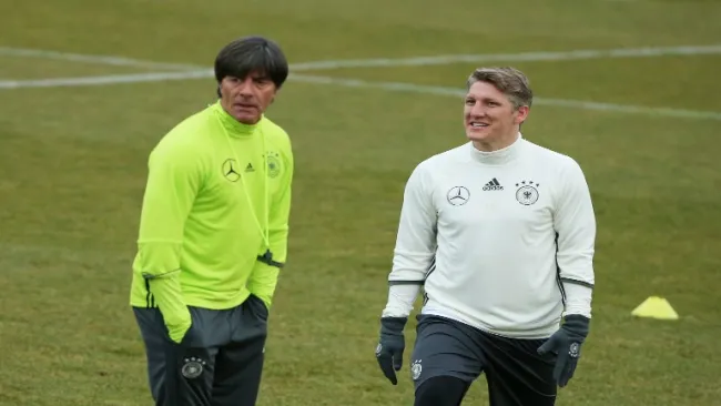 Joachim Low y Bastian Schweinsteiger en entrenamiento con Alemania