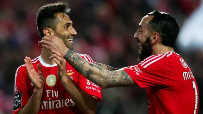 Kostas Mitroglou y Jonas festejan un gol