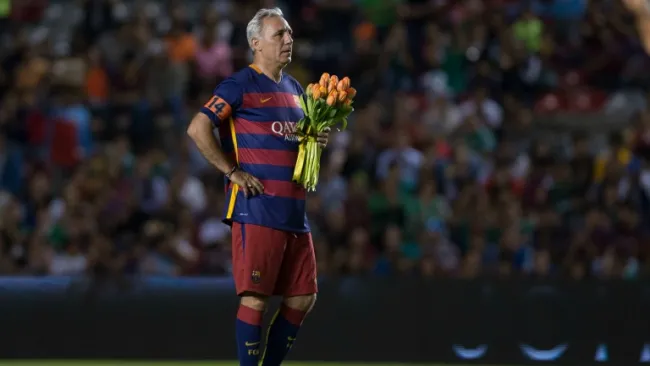 Hristo Stoichkov con un ramo de tulipanes