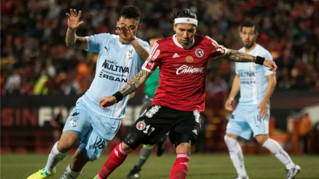 Dayro Moreno y Nery Domínguez pelean por el balón