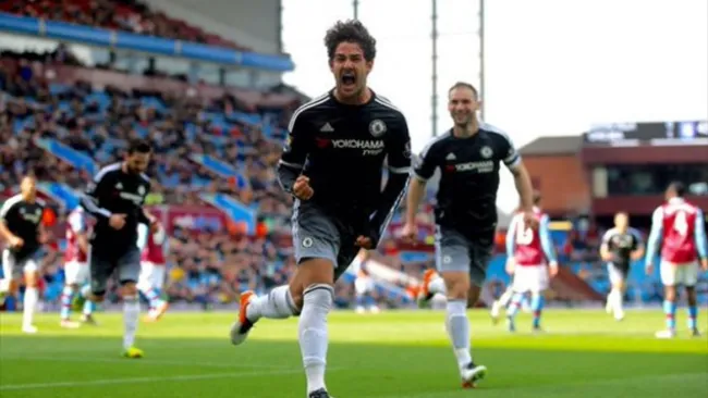 Alexandre Pato celebra su primer gol con el Chelsea