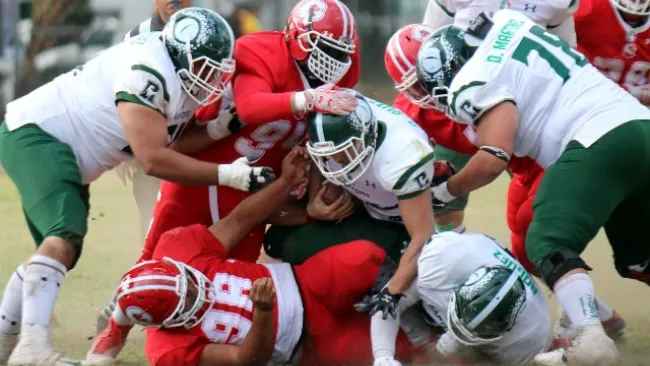 Defensiva de Eagles intenta detener a un corredor de Raptors