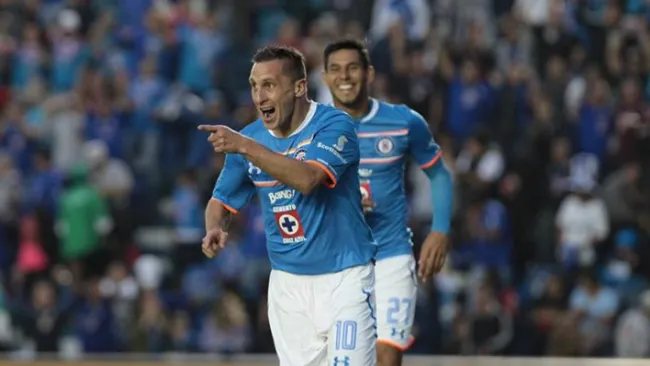 Giménez y Benítez festejan una anotación con Cruz Azul