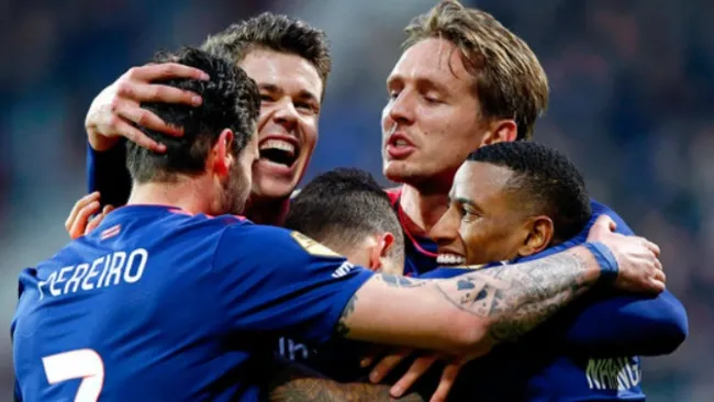 Jugadores del PSV celebra uno de sus goles contra el AZ