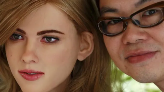 Así luce la bella robot junto a su creador