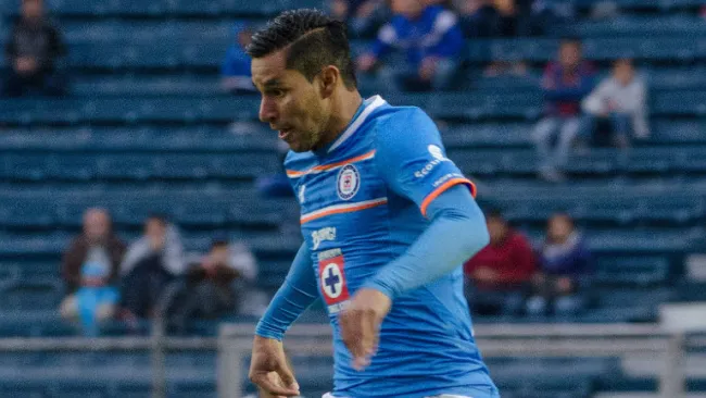Jorge Benítez conduce el balón en juego de Cruz Azul