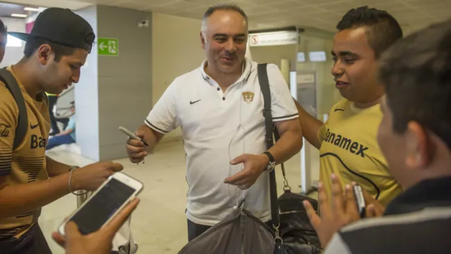 Vázquez reparte autógrafos a un grupo de aficionados