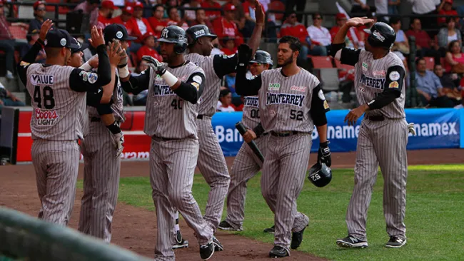 Sultanes festejan tras vencer a los Diablos Rojos