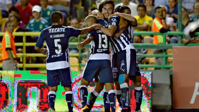 Jugadores de Monterrey celebran el gol de la victoria contra León