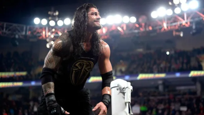 Roman Reigns festeja triunfo en FastLane