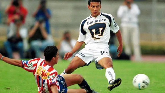 Jaime Lozano y Omar Bravo en el duelo donde Pumas gana 7-1 a las Chivas 