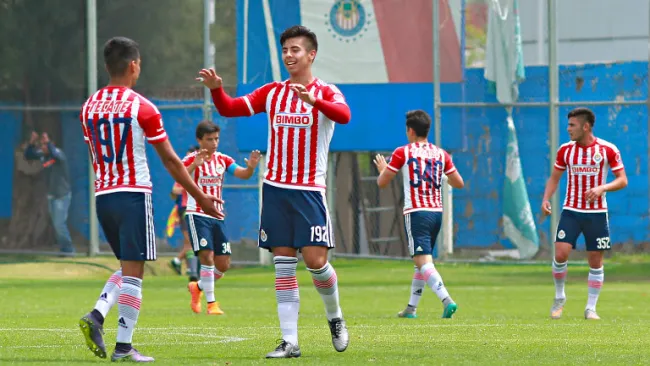 Jugadores de Chivas Sub 17 festejan la victoria