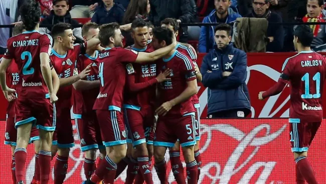 Los integrantes de la Real Sociedad celebran uno de los goles frente al Sevilla