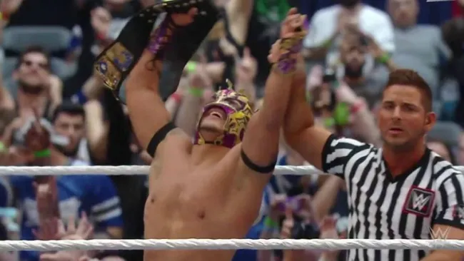 Kalisto festeja con el cinturón de EU