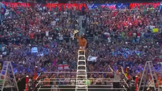 Zack Ryder festeja con el título