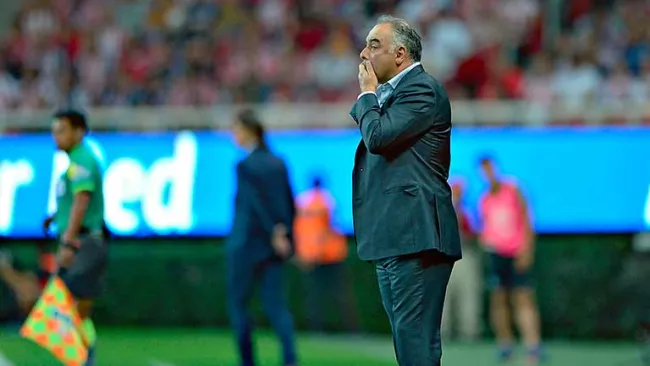 Guillermo Vázquez, incrédulo ante el resultado en la cancha de Chivas