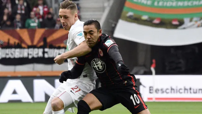 Marco Fabián en un partido con Eintracht Frankfurt 