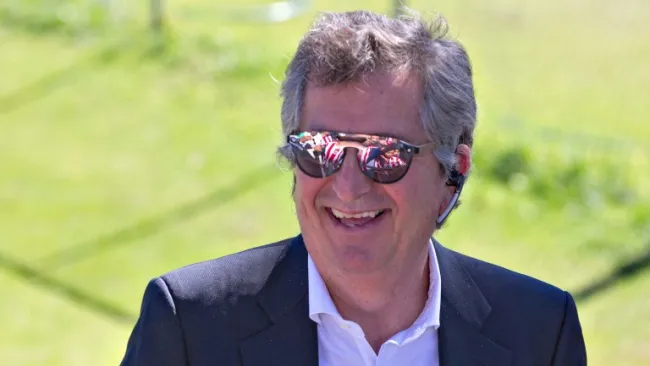 Jorge Vergara en una visita al entrenamiento de Chivas