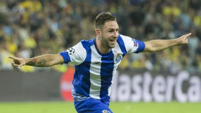 Layún festeja un gol con el Porto