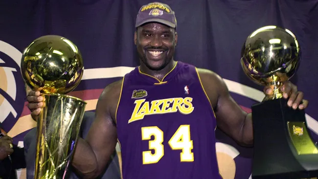 Shaquille O'Neal algunos de los trofeos que ganó Lakers 