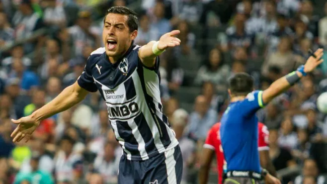 Rogelio Funes Mori reclama una falta