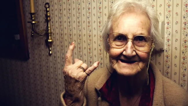 Una abuelita con una peculiar pose