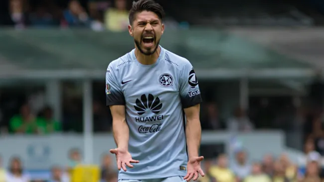 Oribe festeja con el uniforme alternativo de las Águilas