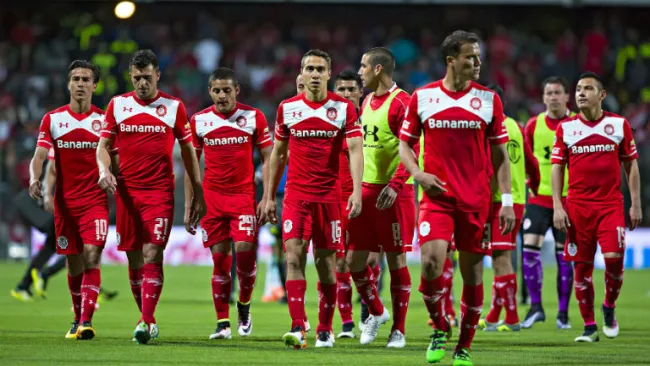Jugadores de Toluca salen de la cancha