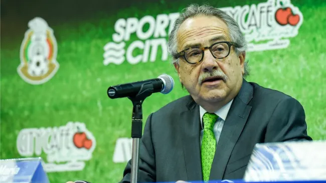 Decio de María durante una conferencia de prensa