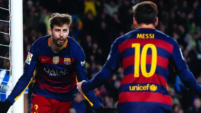 Piqué festeja un gol con Messi