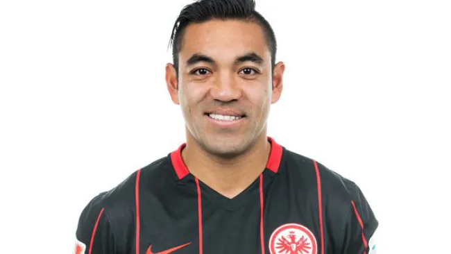 Marco Fabián posa con la playera del Frankfurt