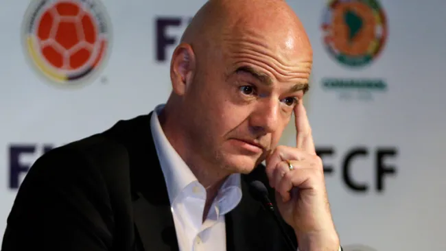 Infantino, pensativo en una conferencia de prensa